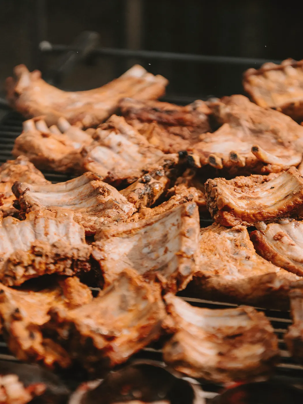 Costillares marinados haciéndose sobre una parrilla de carbón